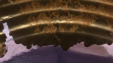 Üzerinde beyaz, kırmızı, altın rengi mürekkep akan siyah dalgalı bir yüzey. Web siteleri, film başlıkları ve telefon ekran koruyucuları için mükemmel bir özgeçmiş.