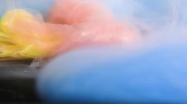 Pembe ve mavi renklerin coşkulu bir bulanıklık içinde dans etmesi dinamik bir hareket ve enerji hissi verir..