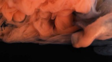 Canlı bronz, turuncu ve sarı dokulardan oluşan bir yatağın üzerindeki narin duman kıvrımını yakın çekim görüntüsü.