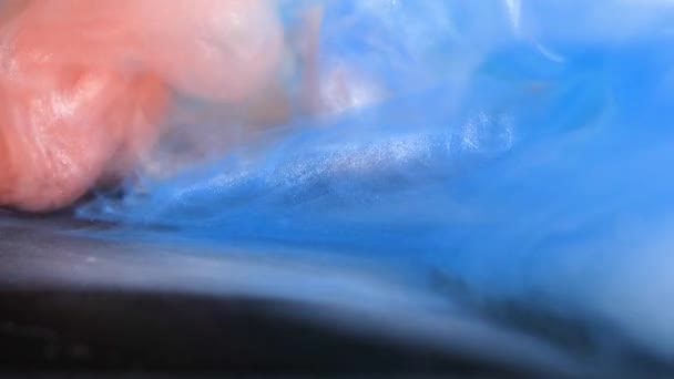 一阵粉色和蓝色的光芒在一片生机勃勃的朦胧中一起舞动 传达出一种动态的运动和能量感 — 图库视频影像