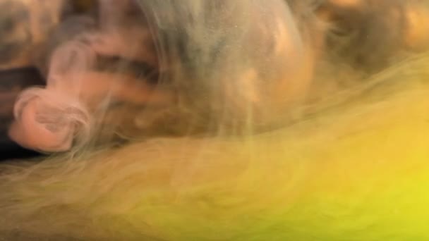 鮮やかなオレンジ色と黄色のテクスチャのベッドの上の微妙な煙の渦を捉えたクローズアップビュー — ストック動画
