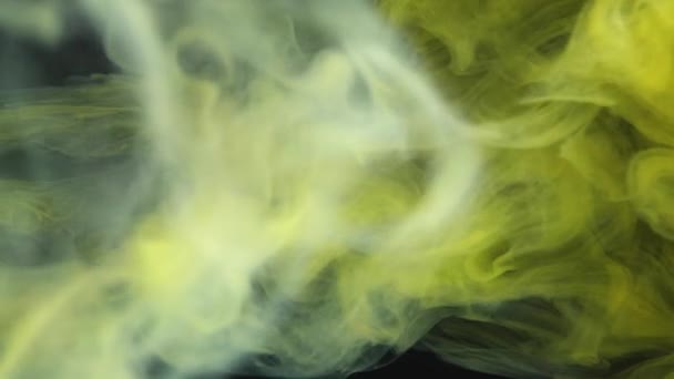 鮮やかな黄色のテクスチャのベッドの上の微妙な煙の渦を捉えたクローズアップビュー — ストック動画