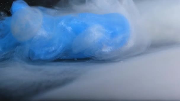 Мерцающий Голубой Дым Изящно Закручивается Темном Спокойном Пространстве Создавая Завораживающее — стоковое видео