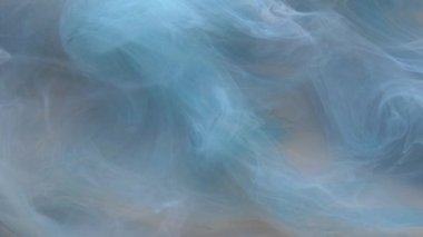 İnce beyaz duman zarif bir şekilde karanlık, sakin bir alanda kıvrılır ve büyüleyici bir manzara yaratır..