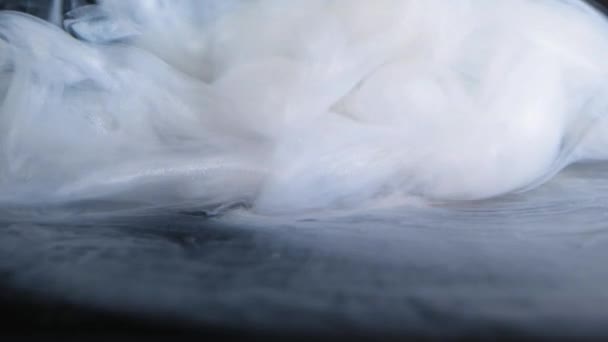Хрусткі Білі Димові Гойдалки Витончено Темному Безшумному Просторі Створюючи Захоплююче — стокове відео