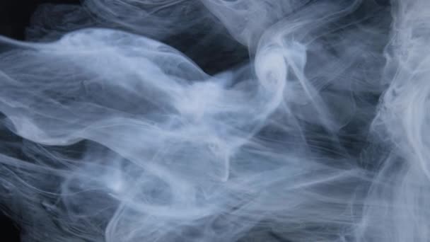 Des Vapeurs Fumée Entremêlent Gracieusement Dans Fond Sombre Créant Affichage — Video