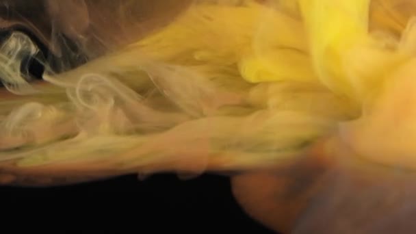 一张特写的图片捕捉到了一床生机勃勃的橙色和黄色纹理构成的床上方的细腻的烟卷 — 图库视频影像