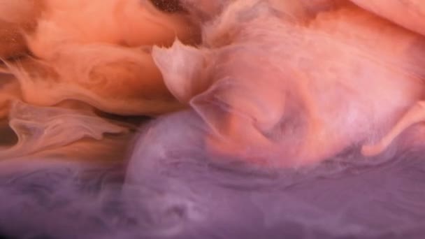 鮮やかなオレンジ色とピンク色のテクスチャのベッドの上の微妙な煙の渦をキャプチャするクローズアップビュー — ストック動画