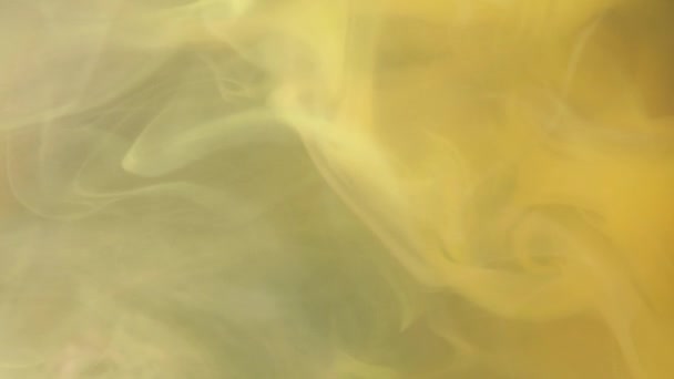鮮やかな黄色のテクスチャのベッドの上の微妙な煙の渦を捉えたクローズアップビュー — ストック動画