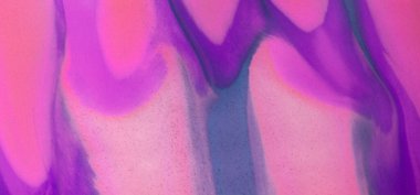 Canlı akrilik boya bir yüzeyden aşağıya doğru akıyor, renkli ve dinamik soyut bir kalıp oluşturuyor. Renkli akrilik resmin soyut arkaplanı.