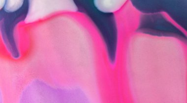 Soyut pastel mermer arka plan, mavi, sarı ve pembe renkli girdaplar. Lüks sıvı grunge malzemesi dalgası, zarif duvar kağıdı tasarımı.