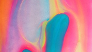 Soyut pastel mermer arka plan, mavi, sarı ve pembe renkli girdaplar. Lüks sıvı grunge malzemesi dalgası, zarif duvar kağıdı tasarımı.