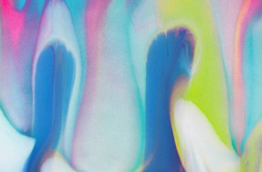 Canlı mavi, pembe ve beyaz girdaplar akıcı bir şekilde birleşir, öğleden sonranın yumuşak, parıldayan ışığı altında soyut bir dalga gibi.