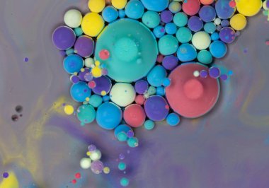 Lavanta rengi, lavanta sıvısı içinde asılı renkli kürelerin Lavanta renkli HA yakın plan çekimleri büyüleyici soyut desenler yaratıyor. Yüksek kalite fotoğraf