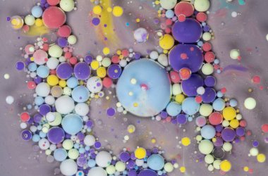 Lavanta rengi, lavanta sıvısı içinde asılı renkli kürelerin Lavanta renkli HA yakın plan çekimleri büyüleyici soyut desenler yaratıyor. Yüksek kalite fotoğraf