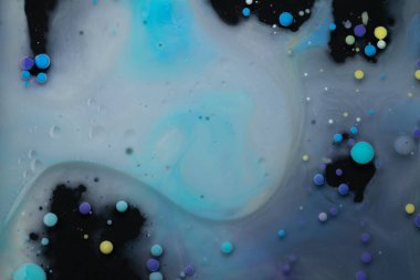 Suyla karışan sayısız yağ damlası bir galaksiyi anımsatan büyüleyici bir etki yaratıyor..