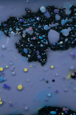 Suyla karışan sayısız yağ damlası bir galaksiyi anımsatan büyüleyici bir etki yaratıyor..