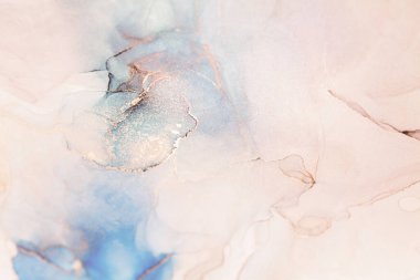 Hassas mavi, pembe ve beyaz renklerin ince altın aksanlı karışımından oluşan soyut bir resmin yakın çekimi..