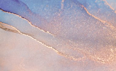 Mavi, pembe renkli ve altın parıltılı, girdap şeklinde soyut bir sanat eseri. Yüzeyde uzanan hassas altın damarlı ayrıntılı görüntü.