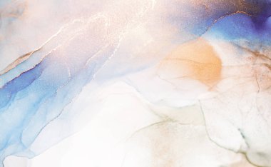 Soyut mürekkebin mavi, altın ve şeftali renklerinde yakın plan fotoğrafı. Renkler harmanlanır ve dinamik ve ruhani bir etki yaratır..