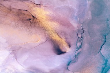 Mor, altın ve mavi mürekkepten oluşan canlı bir girdap içeren soyut bir görüntü. Görüntü akıcılık ve hareket hissi uyandırıyor..