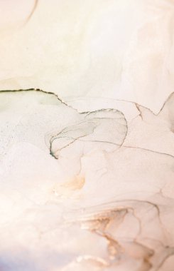 Şeftali, gri ve beyaz boya karışımından oluşan soyut bir sanat eserinin yakın plan fotoğrafı. Renkler yavaşça birbirine karışır, eşsiz ve narin bir tasarım yaratır..