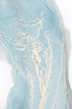 Yakından bakınca, mavi ve beyaz tonlarında girdap şekilleri gösteren soyut bir görüntü. Dokular suya ya da mürekkebe benziyor, rüya gibi, ruhani bir etki yaratıyor..