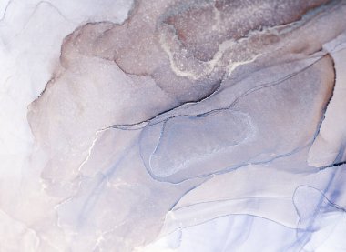 Beyaz arka planda dönen gri ve beyaz desenli soyut bir mürekkep resminin yakın plan görüntüsü..