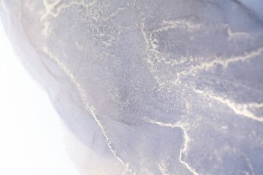 Beyaz damarlı gri mermer bir dokunun yakın çekimi. Görüntü soyut ve bir arkaplan olarak kullanılabilir.