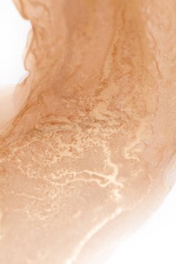 Bir şeftali ve altın soyut girdap deseni yakın plan, bir sıvı ya da boya karışımı gibi görünüyor.