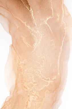 Altın damarlı, şeftali rengi bir arka planı olan modern, soyut bir resmin yakın çekimi..