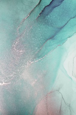 Soyut deniz mavisi ve gümüş mürekkebin birbirine girerek eşsiz ve sanatsal bir desen oluşturduğu yakın plan bir görüntü..