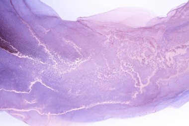 Beyaz arkaplanda lavanta ve beyaz mürekkep bulunan soyut bir sanat eserinin yakın çekimi..