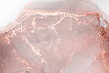 Soyut bir resmin yakın çekimi, beyaz bir arkaplanda girdaplar ve gül altın damarları var..