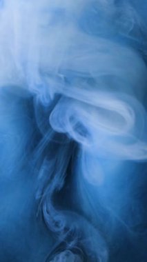 Beyaz duman mavi bir sıvıda kıvrılır ve dans eder..