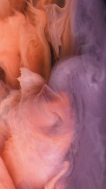 Tek bir mor mürekkep damlası siyah bir zemine düşer ve alçaldıkça karmaşık desenler ve dokular yaratır..