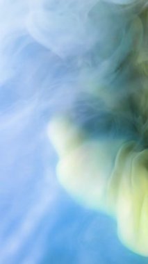 Soyut, mavi ve yeşil dumanlar birbirine karışıyor..