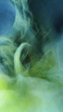 Suda harmanlanan ve dönen renkli mürekkeplerin büyüleyici bir görüntüsü çarpıcı görsel efektler yaratır. Dinamik hareket renk etkileşiminin güzelliğini vurgular..