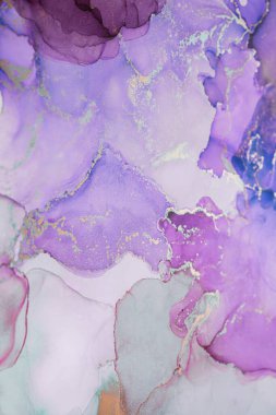 Bu sanat eserinde canlı mor ve lavanta kıvrımları harmanlanmış, hassas altın detaylarıyla vurgulanmış, yaratıcı alanları geliştirmek için mükemmel..