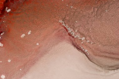 Soyut bir kompozisyon toprak tonlarında akan dokuları kırmızı ipuçları vererek organik bir his yaratıyor. Renklerin göze çarpmayan etkileşimi büyüleyici ve huzur verici..