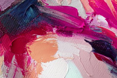 Sanat eserleri, zengin bir doku yaratan kalın fırça darbelerinin vurgulandığı kalın renklerden oluşan dinamik bir düzenleme sergiliyor. Pembeler ve kırmızılar görsel derinlik için ince nötrlerle kusursuz bir şekilde harmanlanır..