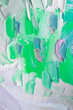 Kalın boya katmanları yeşil ve pastel tonların çeşitli renkleriyle dinamik bir doku oluşturur ve parlak gün ışığında soyut sanatın özünü yakalar..