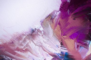 Soyut bir sanat eseri, tuvalde derinlik ve hareket yaratan mor ve pembe renkli fırça darbeleriyle bir renk patlaması gösterir..