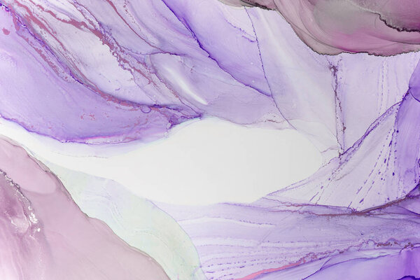 Тонкие вихри лаванды и белого смешения, образующие абстрактную композицию с плавными переходами и разнообразными текстурами, создают безмятежный визуальный опыт.