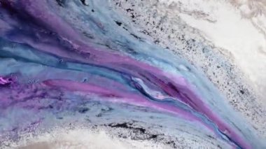 Büyüleyici bir süreç, canlı pigmentlerin harmanlanmasının çarpıcı soyut desenler yarattığını gösteriyor. Dönen renkler izleyiciyi kendine çeken büyüleyici dokular yaratır..