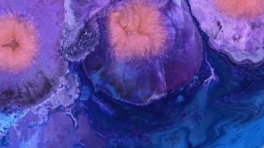 Bu eşsiz doğal mekanda bulunan canlı renk ve dokuların yer aldığı büyüleyici jeolojik oluşumları keşfetmek, Dünya sanatının güzelliğini gözler önüne seriyor..