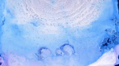 Canlı bir mavi paletin yer aldığı okyanustan esinlenilmiş soyut sanatın sakinleştirici güzelliğini deneyimleyin. Bu sanat eseri izleyicileri yaratıcılığı ve huzuru keşfetmeye davet ediyor..