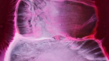 Renkli soyut desenler, canlı renkler harmanlandıkça ve girdap oluşturdukça ortaya çıkar. Renklerin dinamik etkileşimi öğleden sonra ışığı boyunca büyüleyici bir akış sergiliyor..