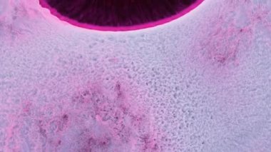 Pembe renklerde aydınlatılmış mikroskobik bir hücre yapısının büyüleyici karmaşıklığını keşfedin. Bu keşif hücresel bileşenlerin güzelliğini açığa çıkarıyor..