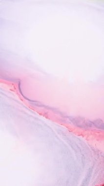 Şafak vakti büyüleyici bir doğal manzaraya tanık olun. Pembe renkler ve yumuşak dokuların karışımı rahatlatıcı ve resimsel bir ortam oluşturur..